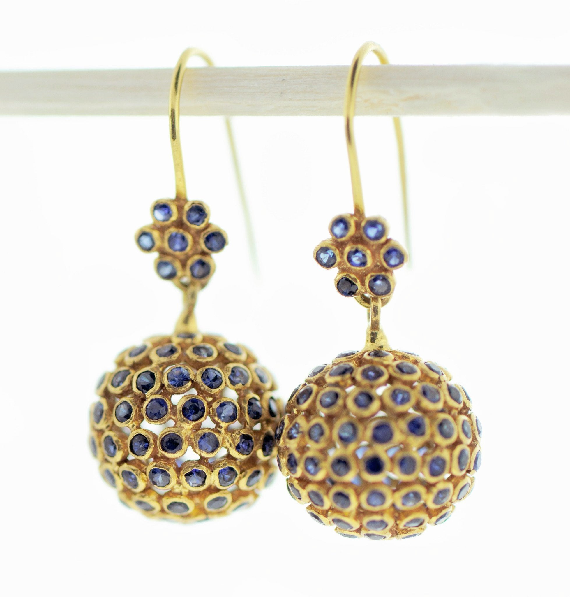 SAPPHIRE AND GOLD EARRING